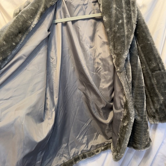 Faux Fur Silver Gray Coat Ladies Size L/XL* - Picture 3 of 9